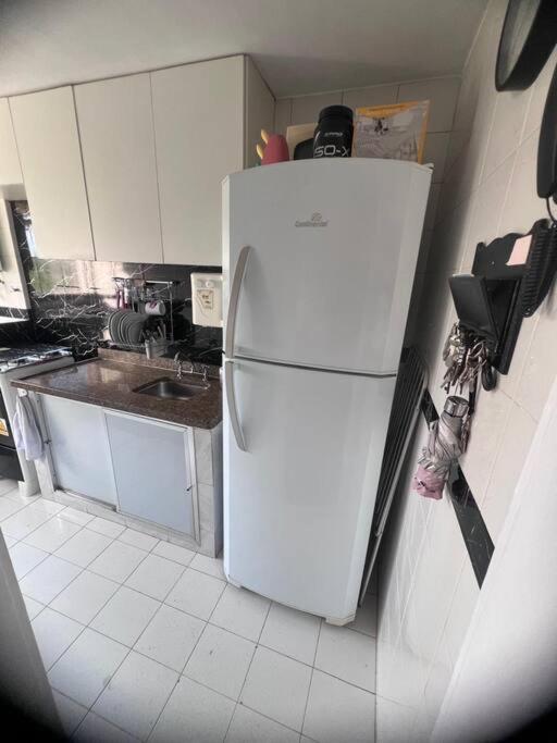 Apartamento Na Barra Da Tijuca 2 Quartos Com Ar Condicionado *